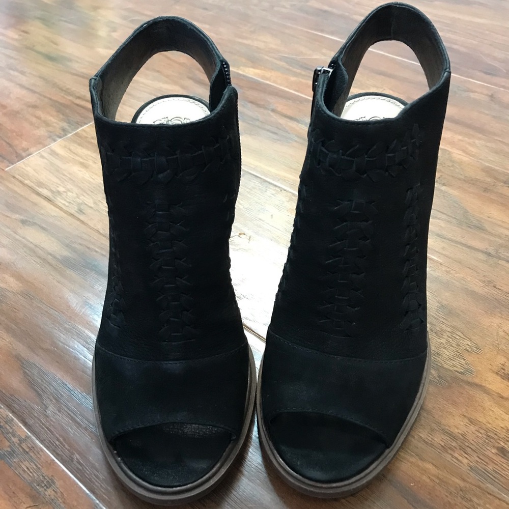 Vince camuto peep toe booties